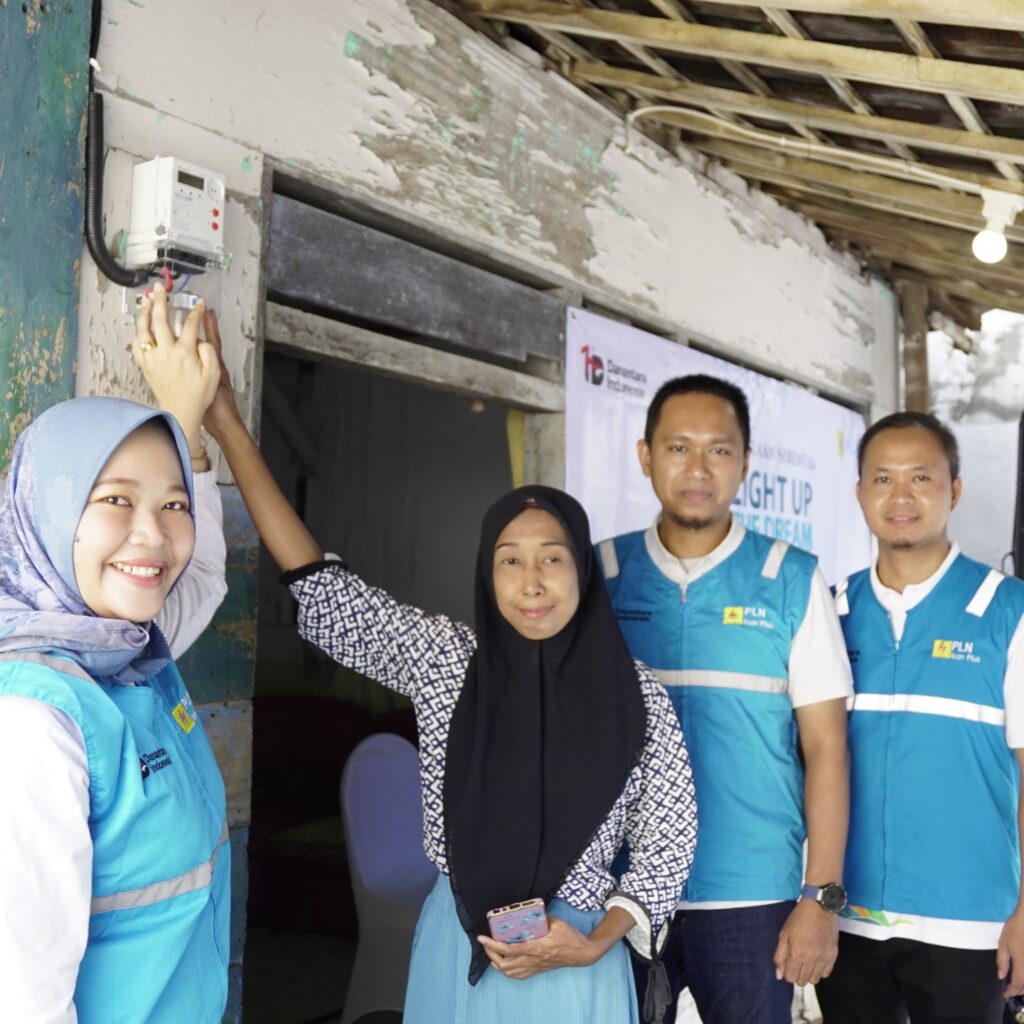 Tebar Kebaikan di Bulan Ramadan, PLN Icon Plus Dukung Penyalaan Serentak 350 Sambungan Listrik untuk Masyarakat Pra Sejahtera di Jawa Timur