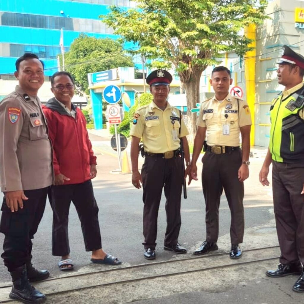 Bhabinkamtibmas Ketintang Sambangi Satpam PLN, Perkuat Sinergi Keamanan Pasca Lebaran 1447 H