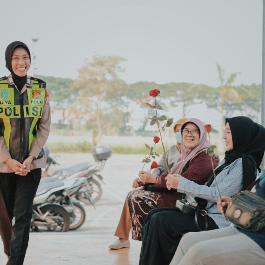 Sentuhan Kartini di Jalan Raya, Srikandi Satlantas Gresik Bagi Mawar dan Helm untuk Pemohon SIM Perempuan