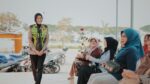 Sentuhan Kartini di Jalan Raya, Srikandi Satlantas Gresik Bagi Mawar dan Helm untuk Pemohon SIM Perempuan
