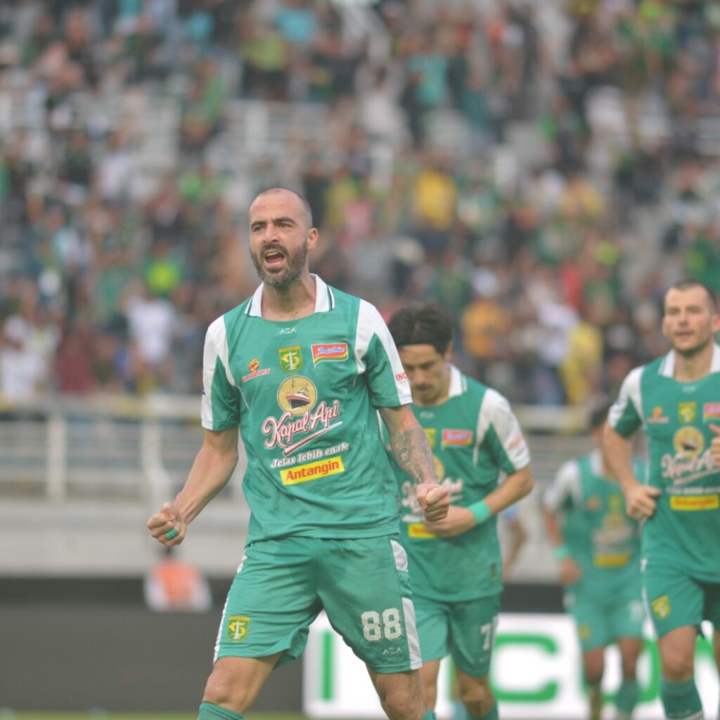 Persebaya Menggila di GBT, Libas PSBS Biak 4-0 lewat Brace Raickovic dan Rivera
