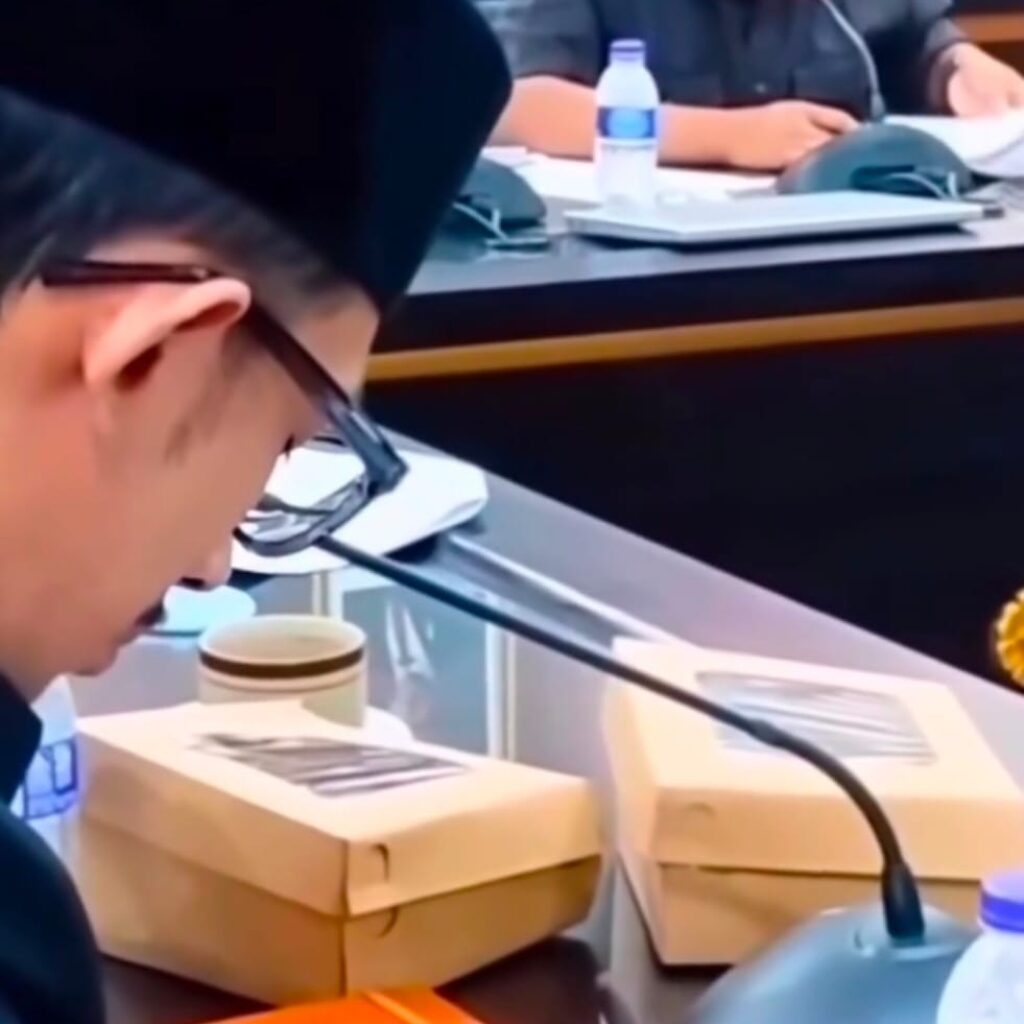 Viral Anggota DPRD Jember Diduga Main Game dan Merokok Saat Rapat Kesehatan, Publik Soroti Etika Wakil Rakyat