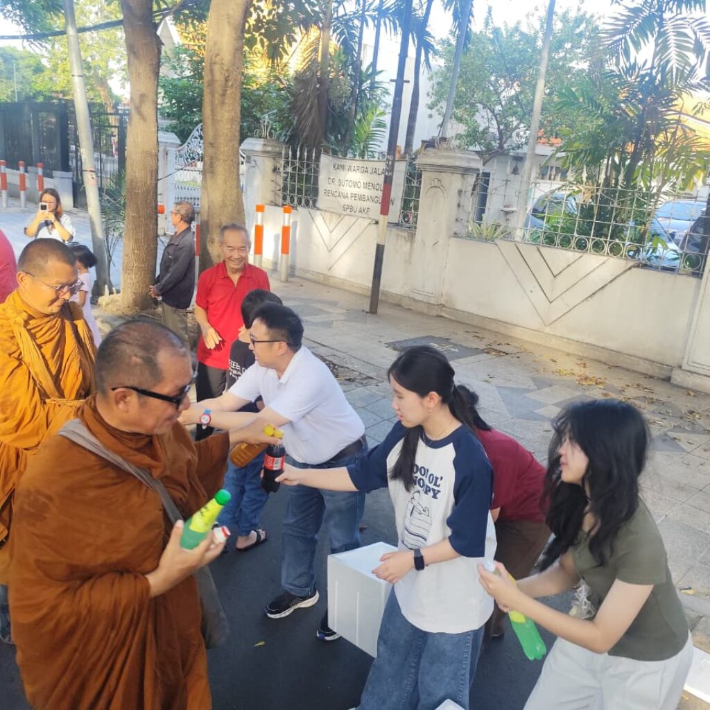 Henry Chen Ketua Yayasan Dhammacarini Buddhist Studies Sambut Perjalanan Damai Para Bhikkhu Walk For Peace 2026