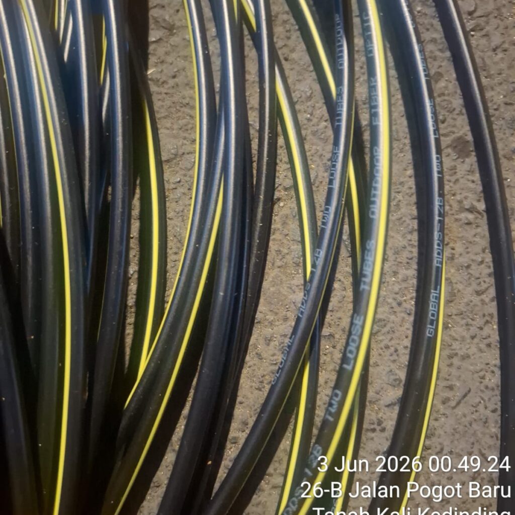 Penarikan Kabel Fiber Optik Airnet Tengah Malam di Kedinding Disorot, Diduga Tak Kantongi Izin Kelurahan 