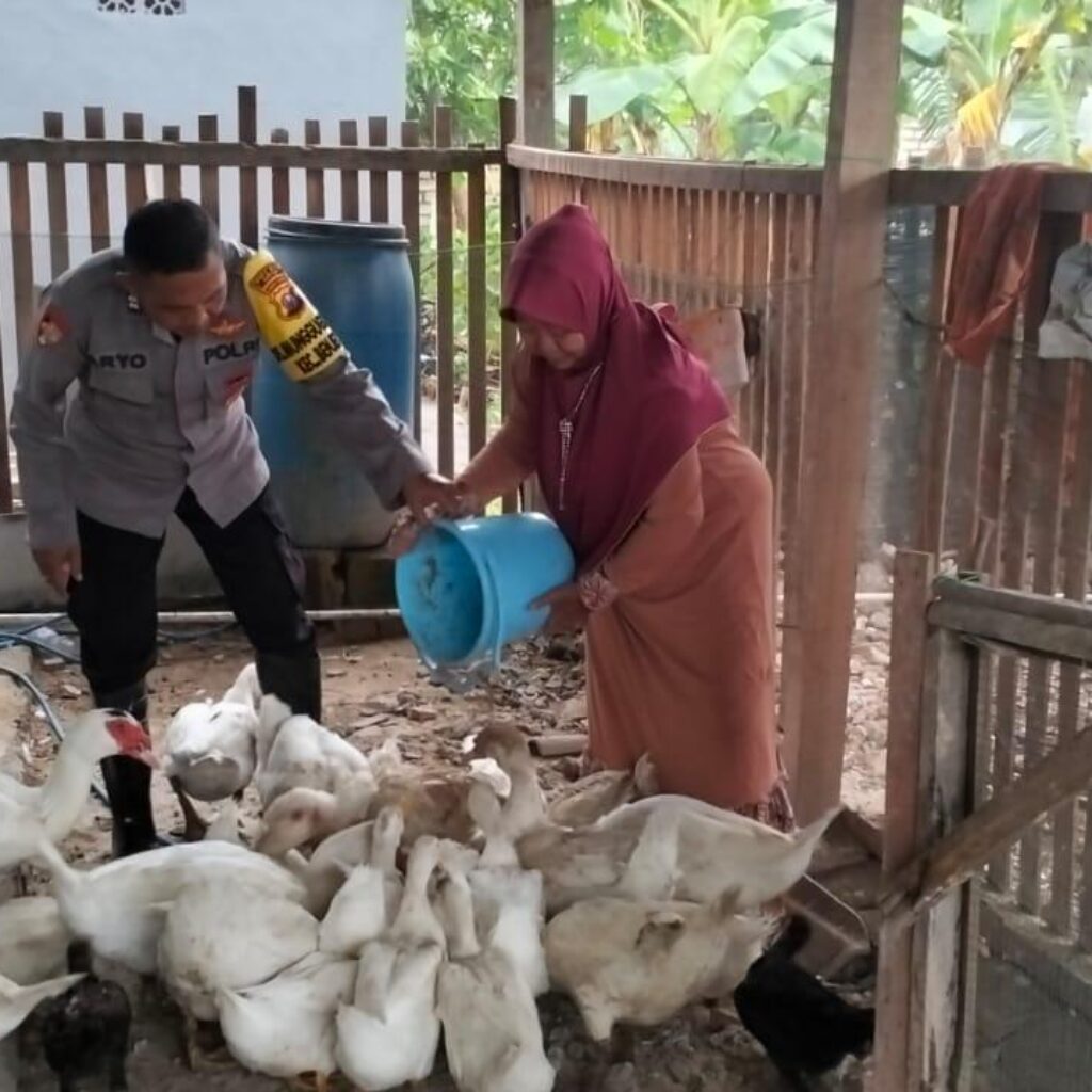 Polsek Benjeng Pantau Peternakan Bebek di Desa Munggugebang untuk Perkuat Ketahanan Pangan Nasional
