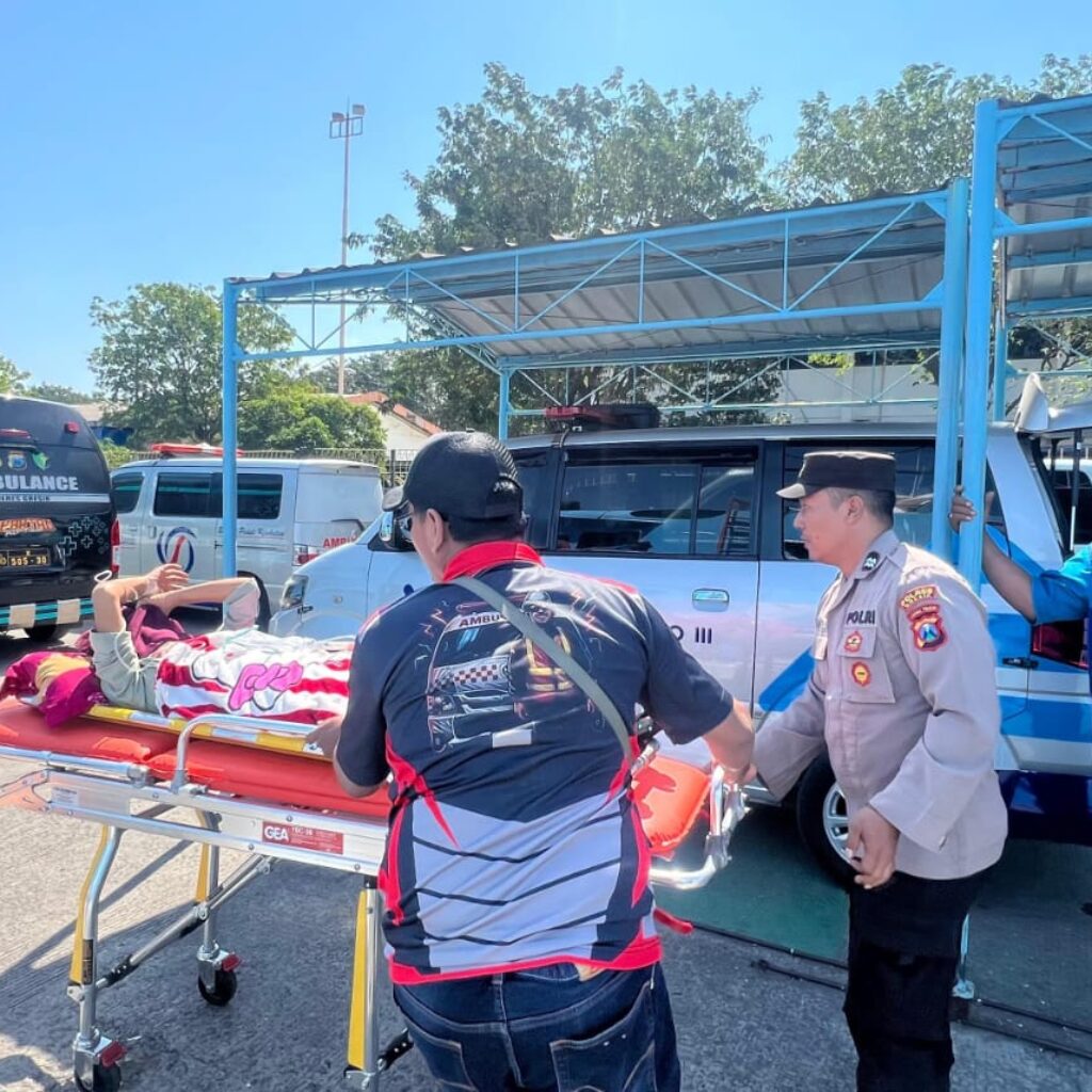 Wujud Kepedulian Polres Gresik, Sidokkes Berikan Layanan Ambulans Gratis untuk Pasien Asal Bawean