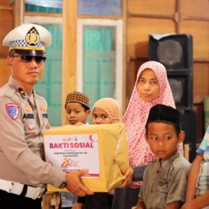 Polantas Menyapa, Satlantas Polres Gresik Bersama Taruna Akpol Salurkan Bantuan Sosial untuk Warga dan Panti Asuhan