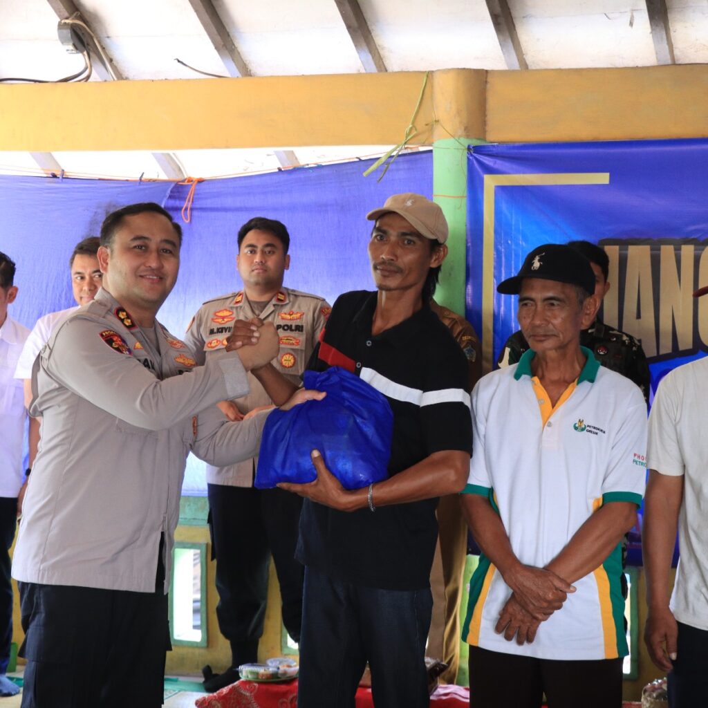 Dengar Aspirasi Nelayan Pesisir, Kapolres Gresik Gelar Jangkar, Bakti Kesehatan dan Salurkan Bantuan Keselamatan Laut