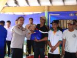 Dengar Aspirasi Nelayan Pesisir, Kapolres Gresik Gelar Jangkar, Bakti Kesehatan dan Salurkan Bantuan Keselamatan Laut