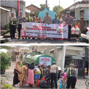 Sambut HUT Bhayangkara ke-80, Satlantas Polres Gresik Salurkan Air Bersih untuk Warga Duduk Sampeyan