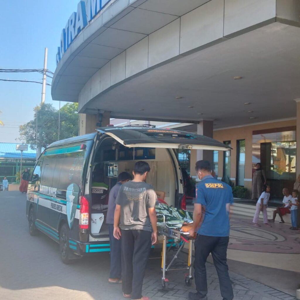 Hotline Lapor Cak Rama Respons Cepat, Polres Gresik Sediakan Ambulans Gratis Antar Pasien Kontrol ke Rumah Sakit