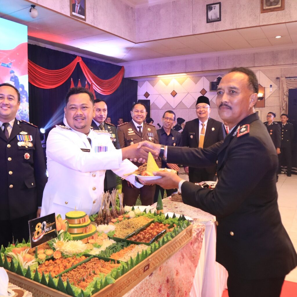 80 Tahun Mengabdi, Polri untuk Masyarakat: Forkopimda Gresik Perkuat Sinergi dalam Upacara dan Tasyakuran Hari Bhayangkara ke-80