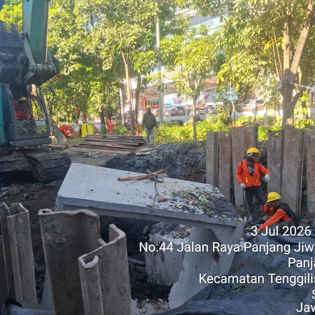 Seling Baja Putus, Pekerja Nyaris Tewas di Proyek U-Ditch Jalan Panjang Jiwo, Beton Retak Tetap Dipasang
